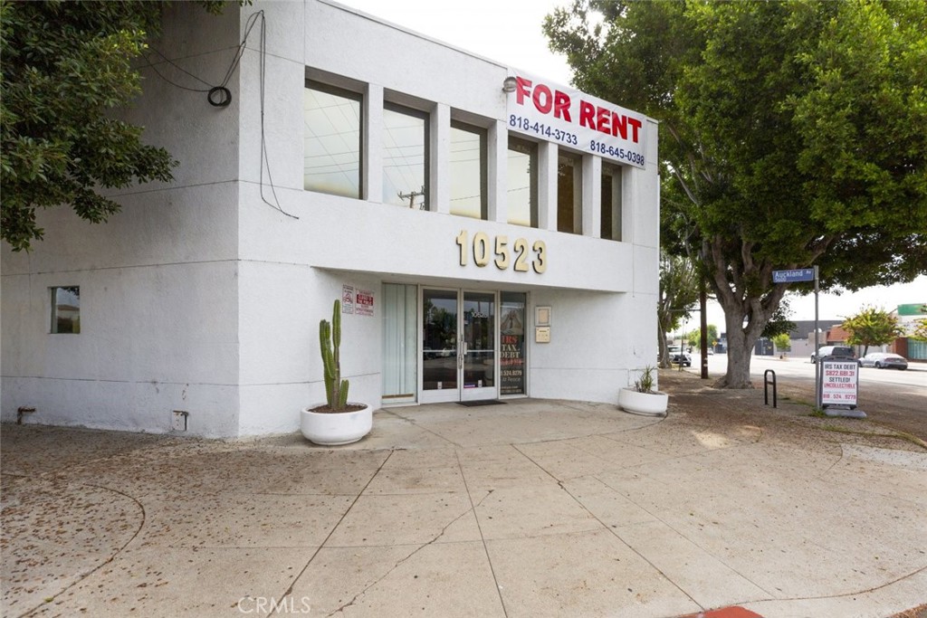 10523 Burbank Boulevard 203 Property Photo 5
