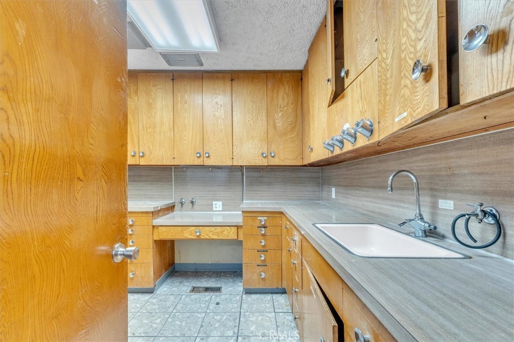 18032 Ventura Property Photo 55