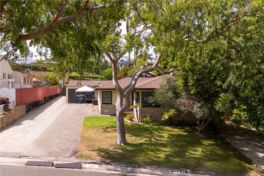 23211 Doris Property Photo 2