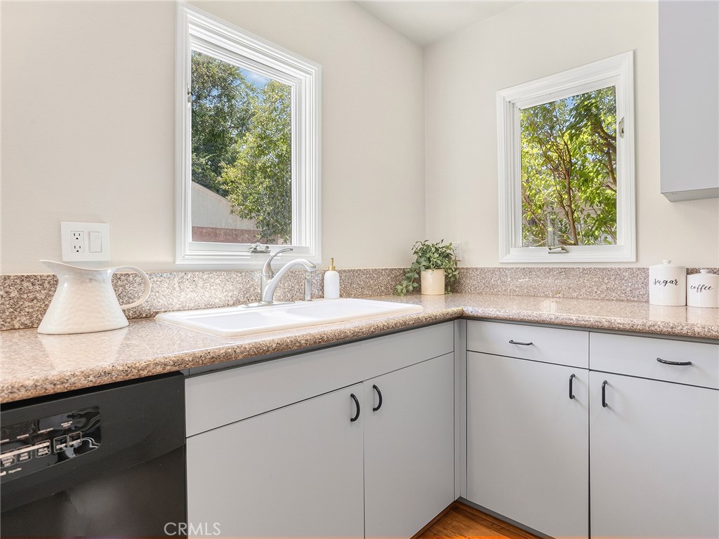 324 N Brighton Street Property Photo 6