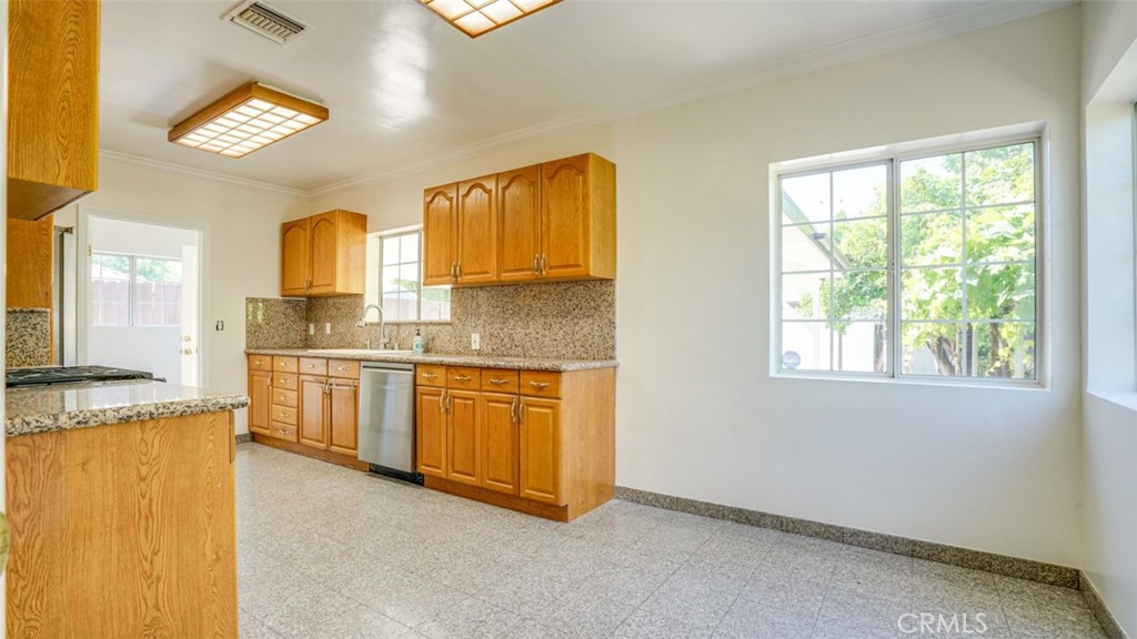 14260 Kittridge Street Property Photo 7