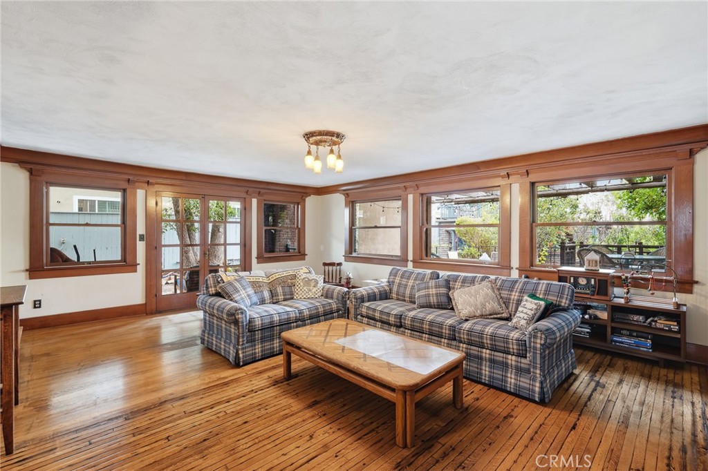 1415 S Manhattan Place Property Photo 11