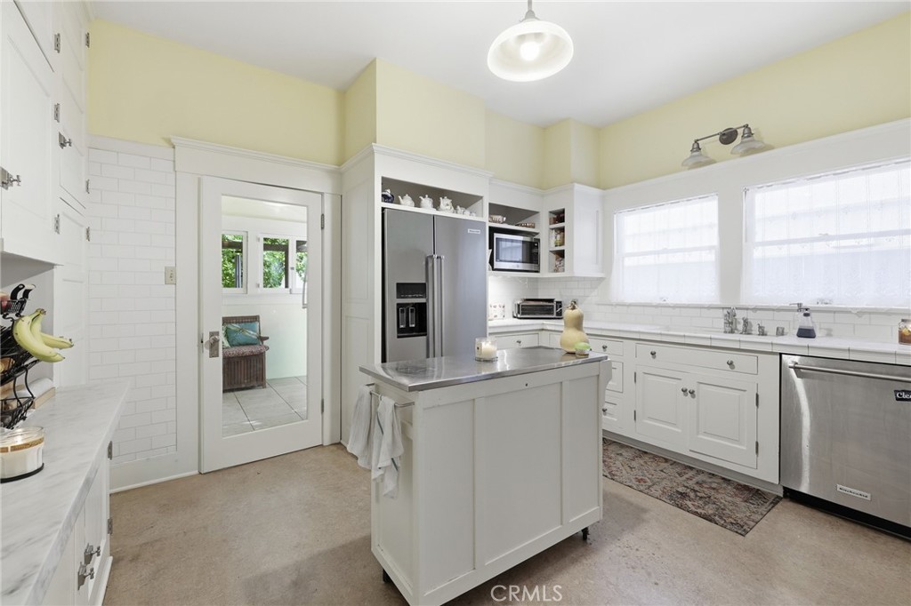 1415 S Manhattan Place Property Photo 18