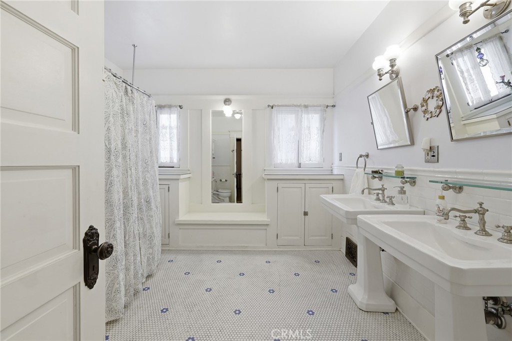 1415 S Manhattan Place Property Photo 43