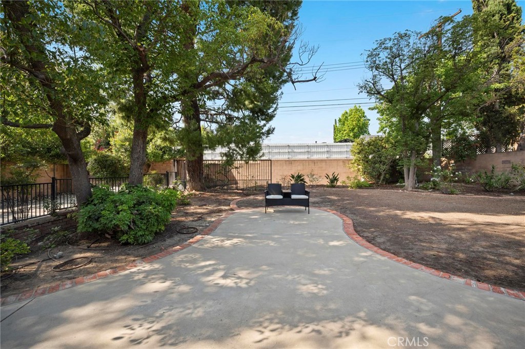 18543 Chatsworth Property Photo 6