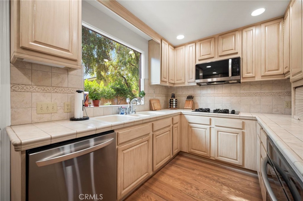 18543 Chatsworth Property Photo 8