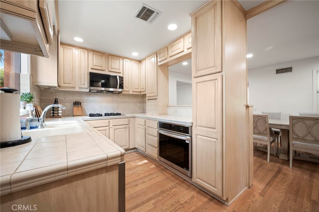 18543 Chatsworth Property Photo 10