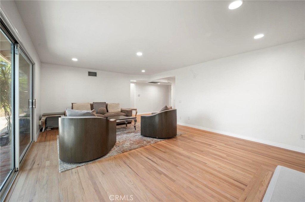 18543 Chatsworth Property Photo 27