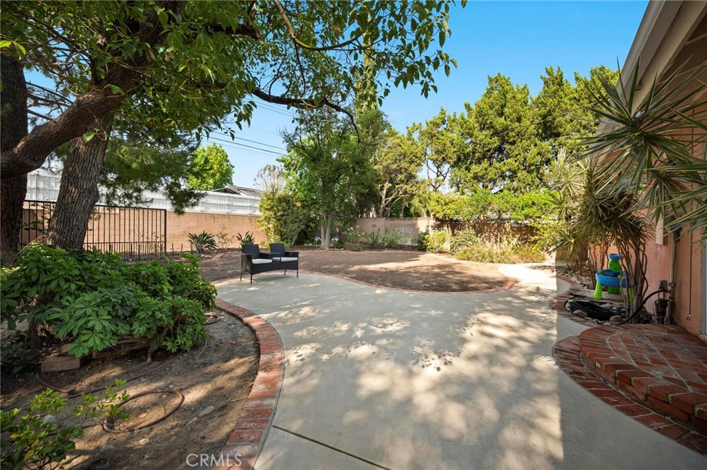 18543 Chatsworth Property Photo 32