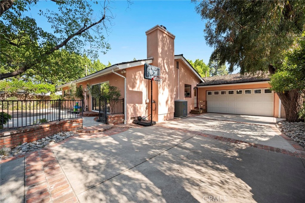 18543 Chatsworth Property Photo 37