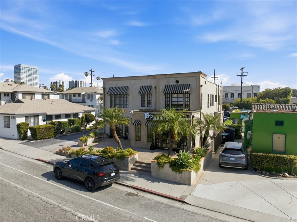 530 W Glenoaks Boulevard Property Photo 2