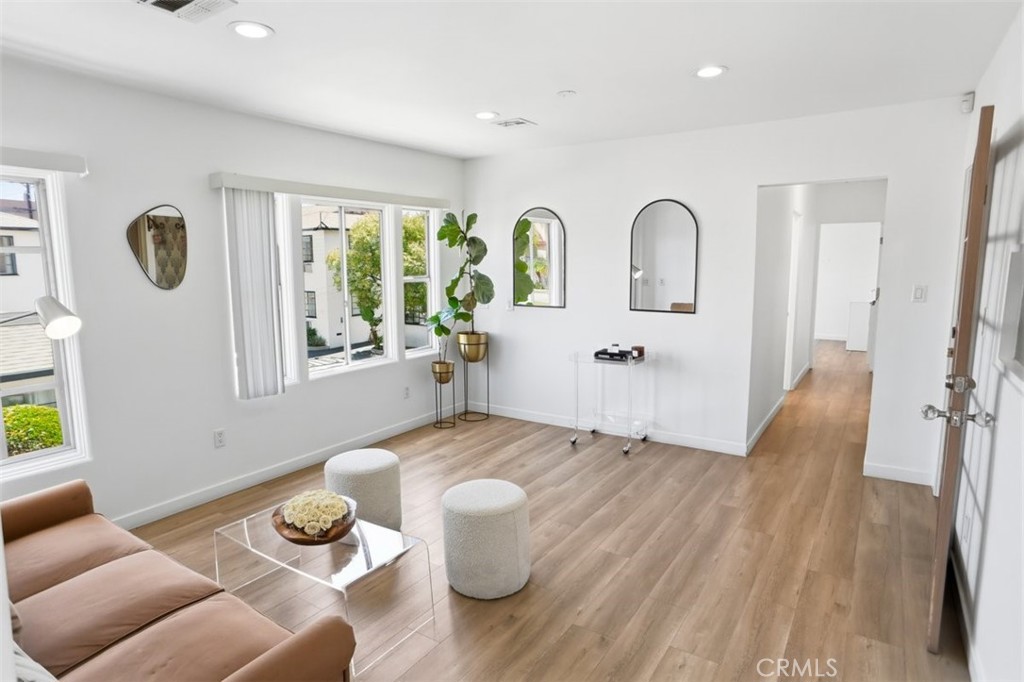 530 W Glenoaks Boulevard Property Photo 4