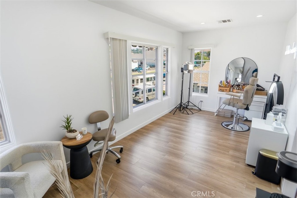 530 W Glenoaks Boulevard Property Photo 6