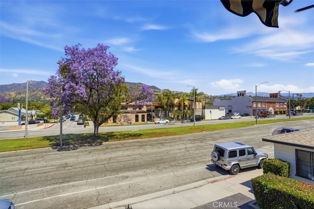 530 W Glenoaks Boulevard Property Photo 8