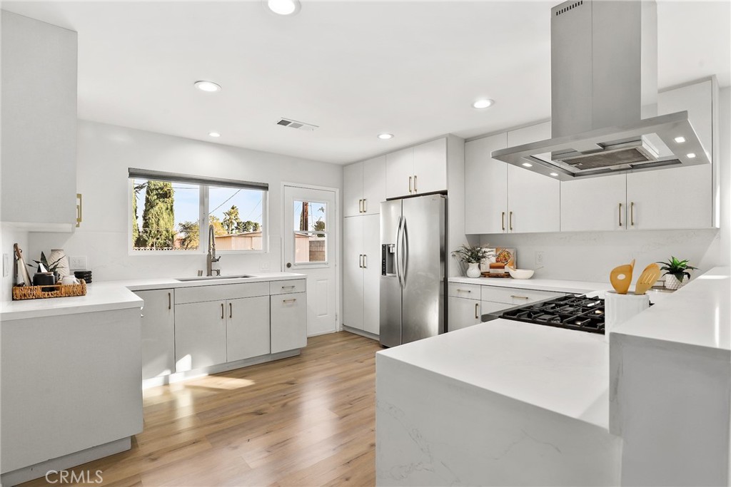 10000 Amestoy Avenue Property Photo 11