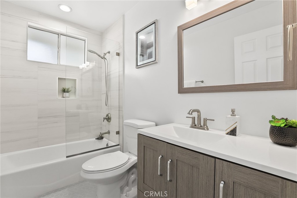 10000 Amestoy Avenue Property Photo 17