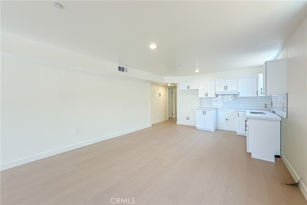 734 E 52nd Street Property Photo 11