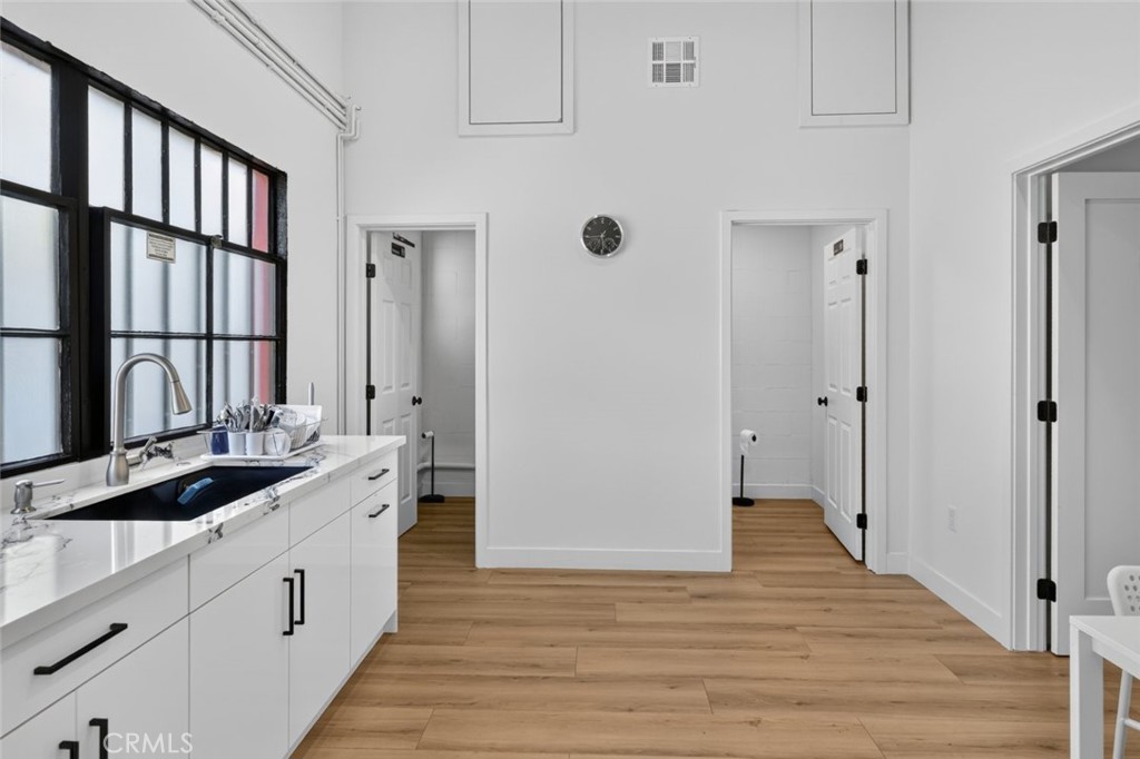 1114 W Magnolia Boulevard Property Photo 8
