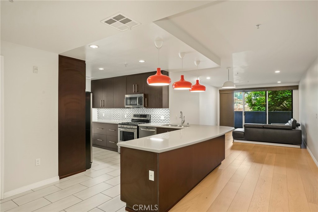 540 S Kenmore Avenue 203 Property Photo 1