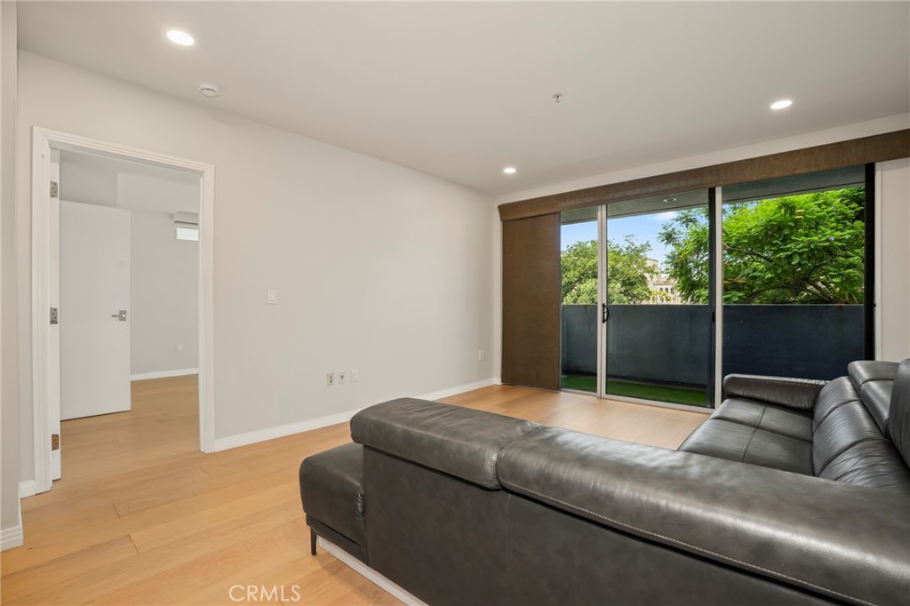 540 S Kenmore Avenue 203 Property Photo 2