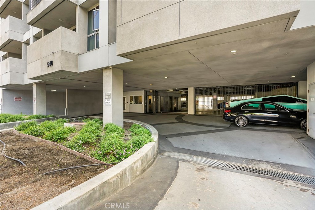 540 S Kenmore Avenue 203 Property Photo 6