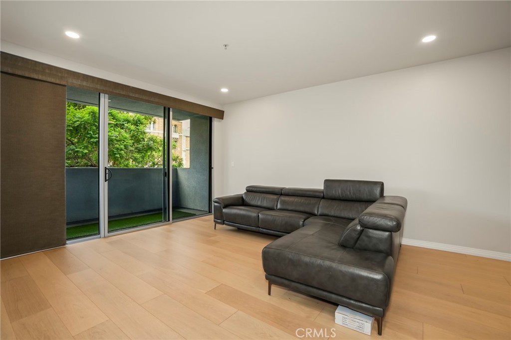 540 S Kenmore Avenue 203 Property Photo 9