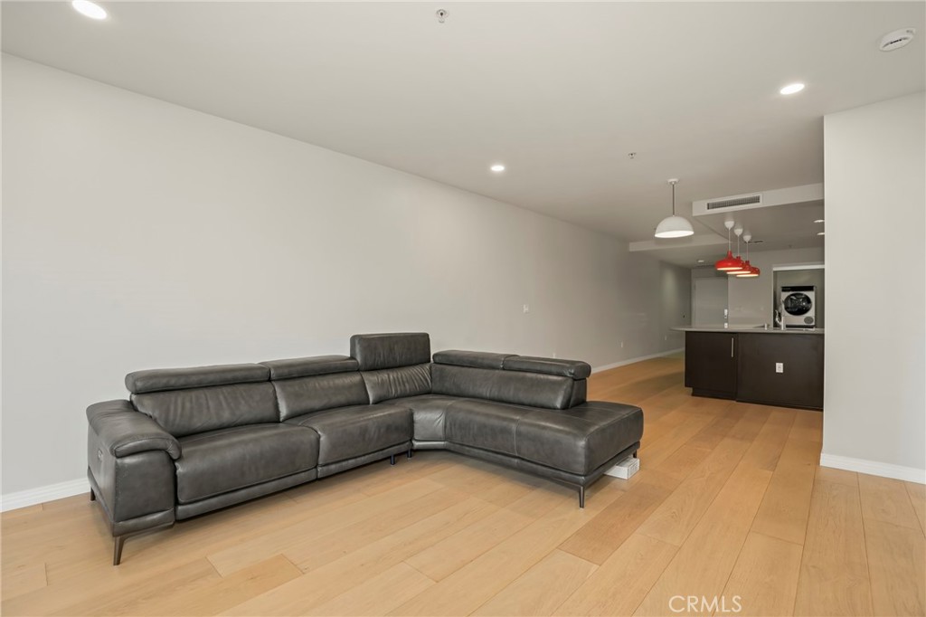 540 S Kenmore Avenue 203 Property Photo 10