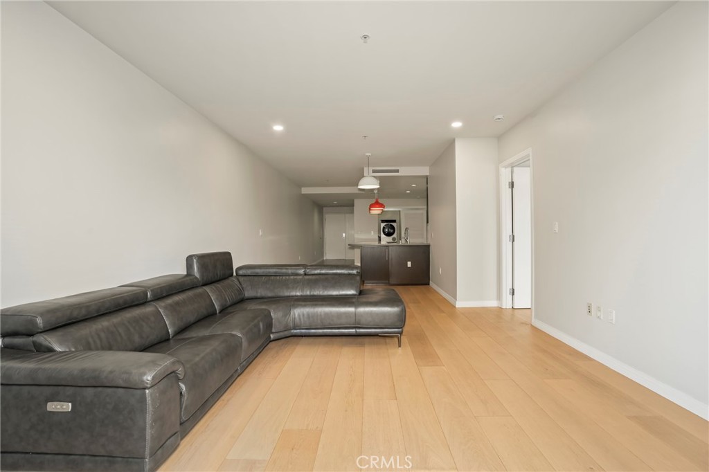 540 S Kenmore Avenue 203 Property Photo 11
