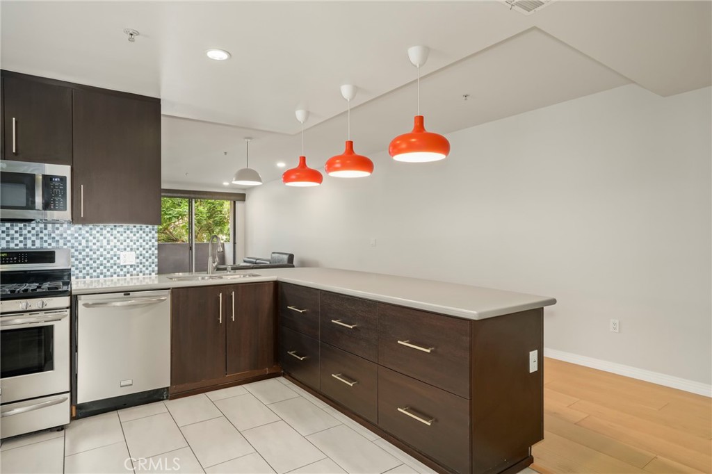 540 S Kenmore Avenue 203 Property Photo 15