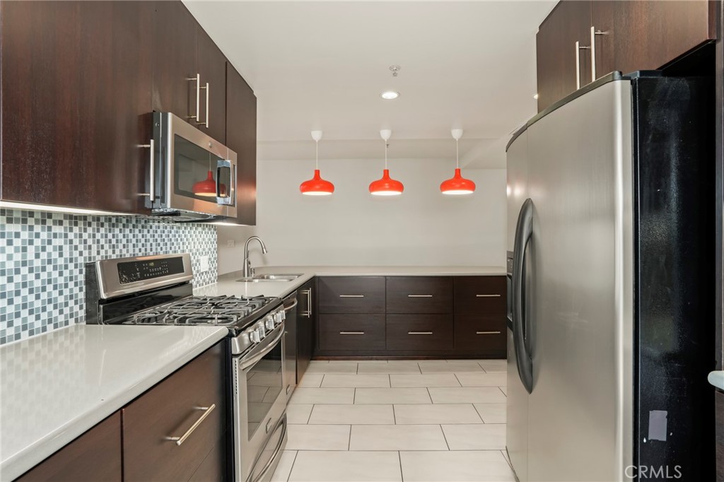 540 S Kenmore Avenue 203 Property Photo 18