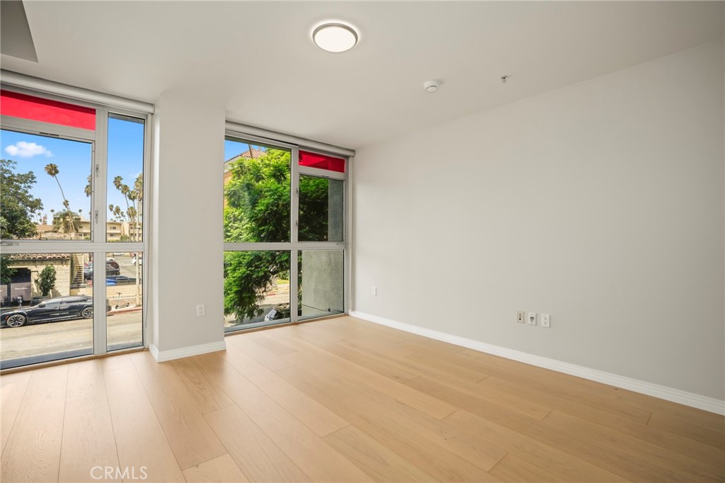 540 S Kenmore Avenue 203 Property Photo 24