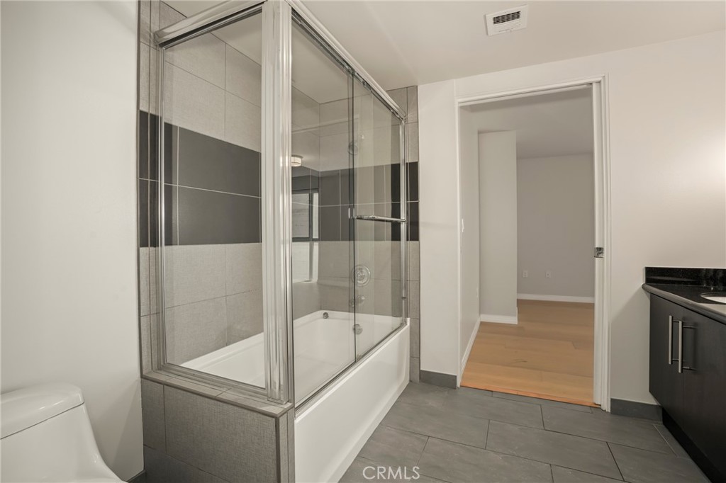540 S Kenmore Avenue 203 Property Photo 26