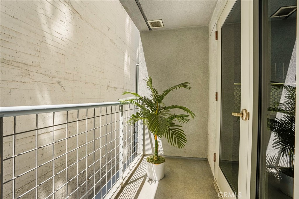 540 S Kenmore Avenue 203 Property Photo 32
