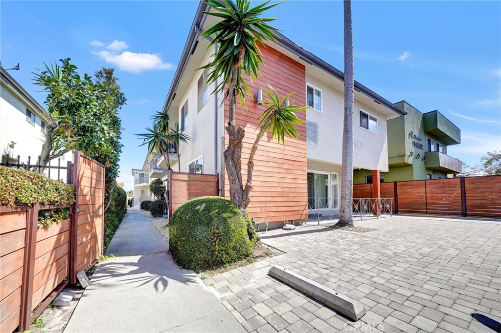 2040 S Sherbourne Drive 6 Property Photo 1