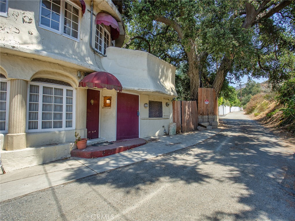 8618 La Tuna Canyon Road Property Photo 3