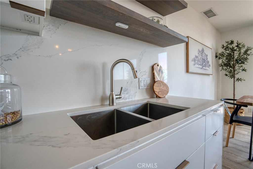 100 S Doheny 707 Property Photo 25