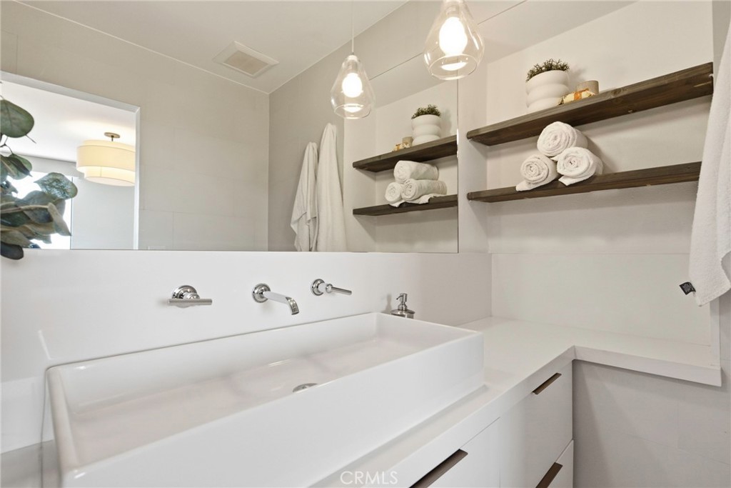 100 S Doheny 707 Property Photo 39