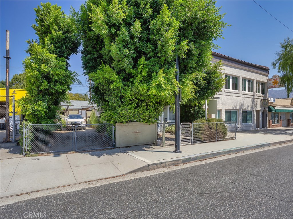 1817 W Burbank Boulevard Property Photo 2