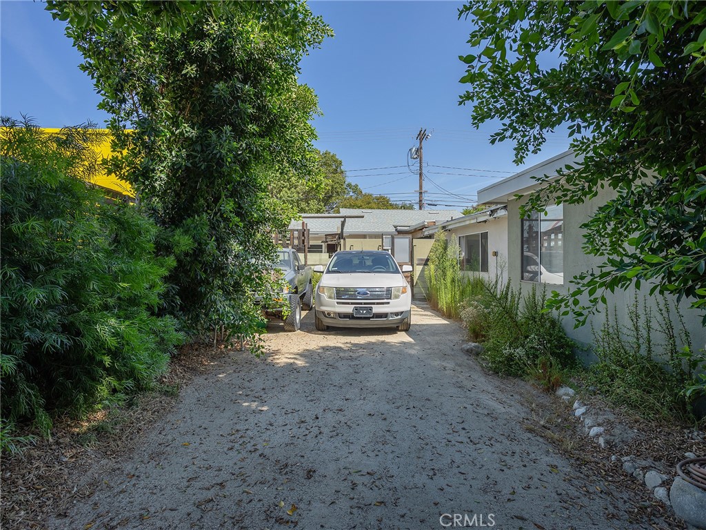 1817 W Burbank Boulevard Property Photo 5