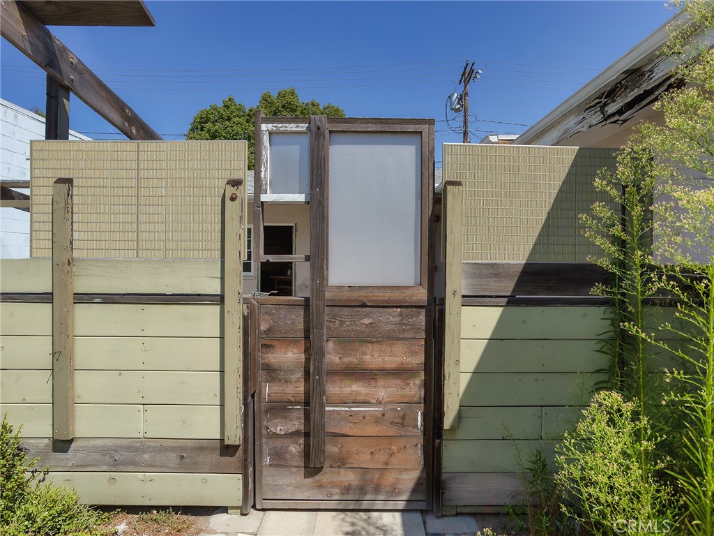 1817 W Burbank Boulevard Property Photo 6