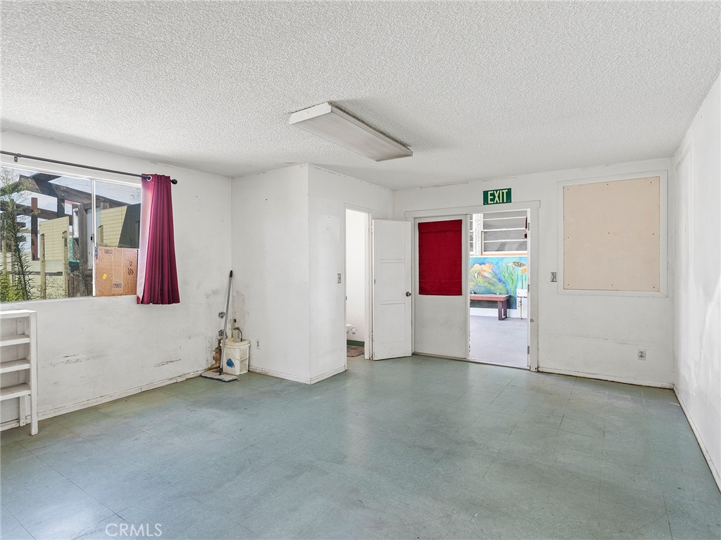 1817 W Burbank Boulevard Property Photo 8