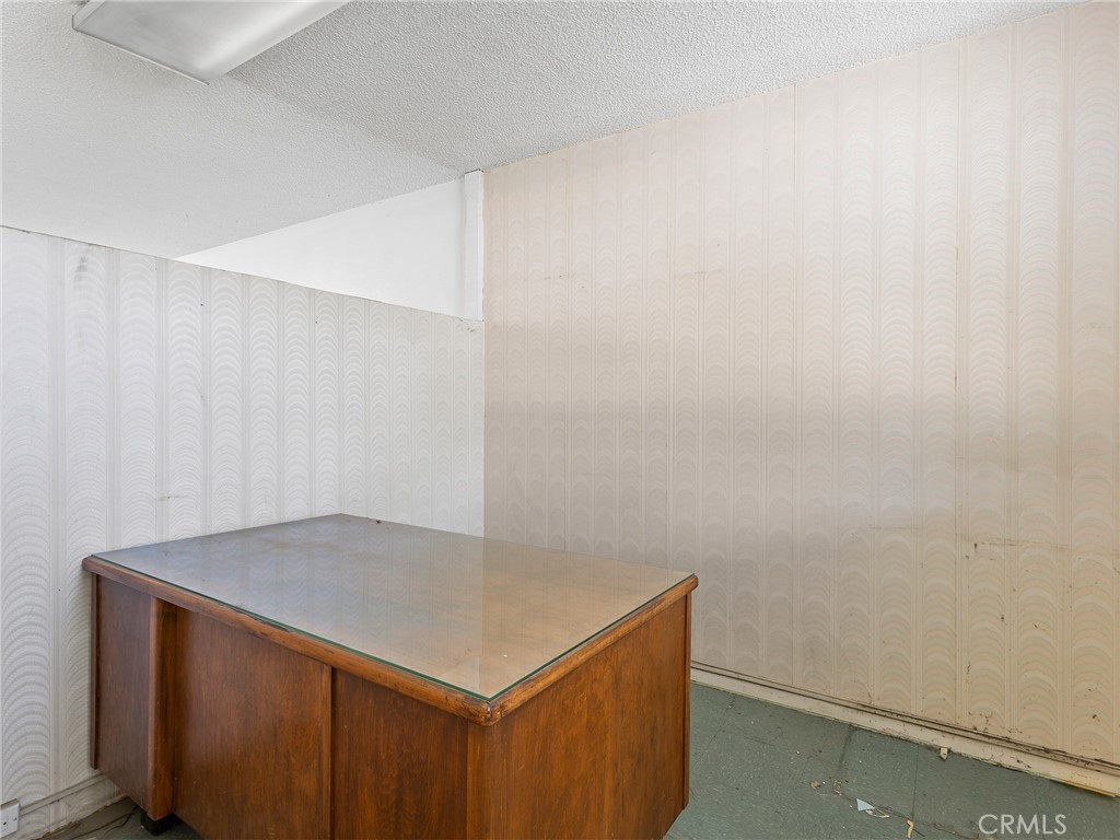1817 W Burbank Boulevard Property Photo 13
