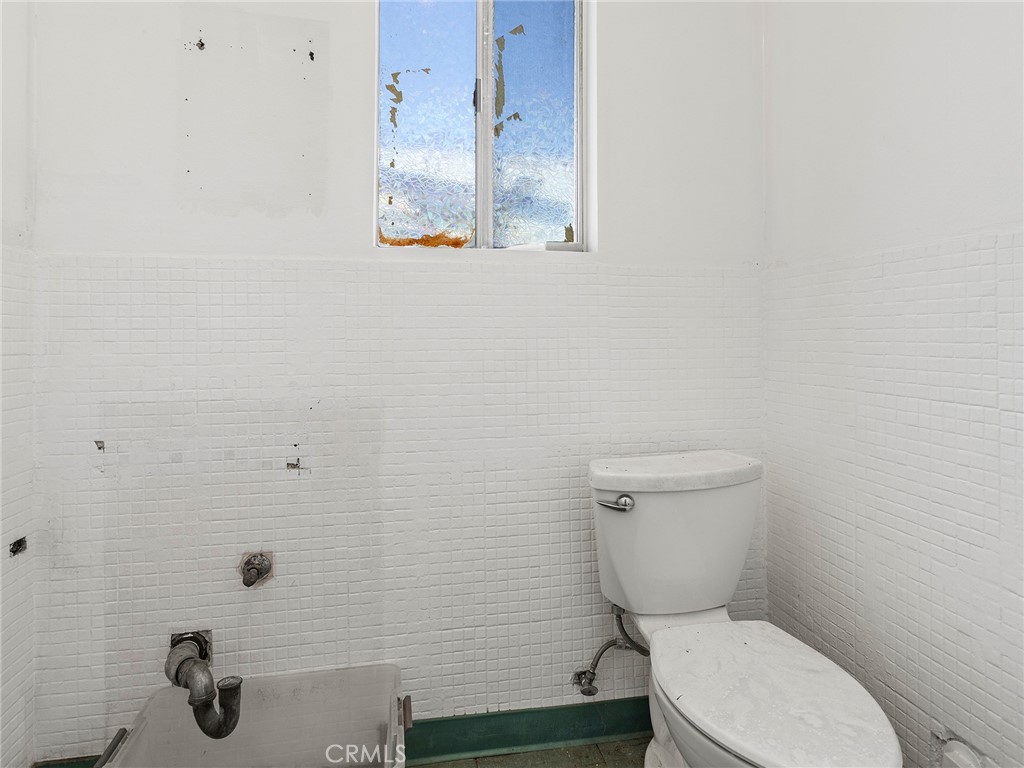 1817 W Burbank Boulevard Property Photo 14