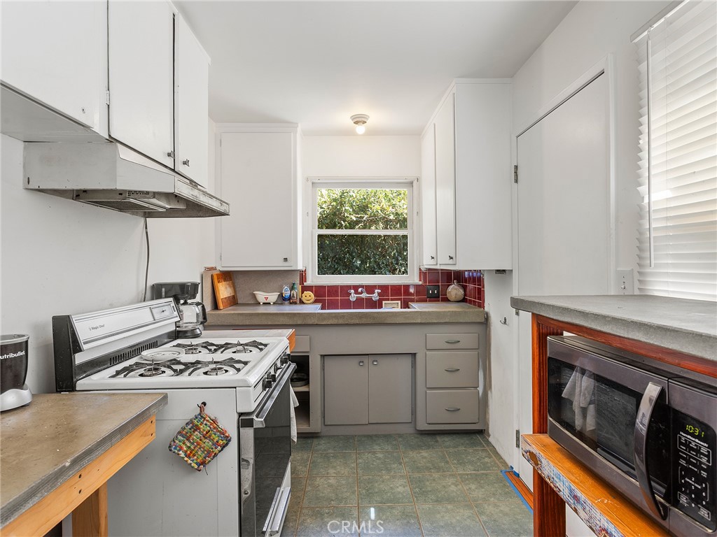1817 W Burbank Boulevard Property Photo 21