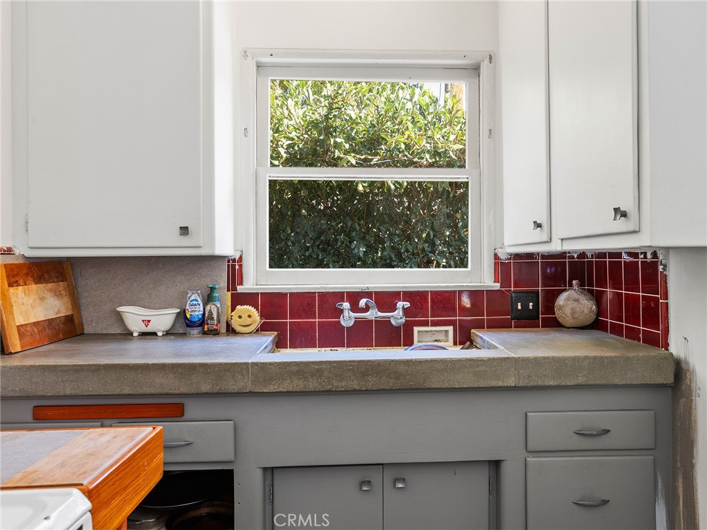 1817 W Burbank Boulevard Property Photo 22