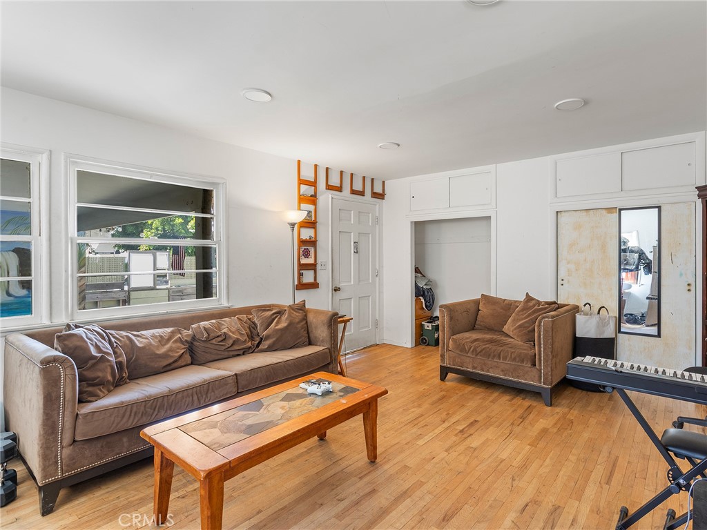 1817 W Burbank Boulevard Property Photo 26