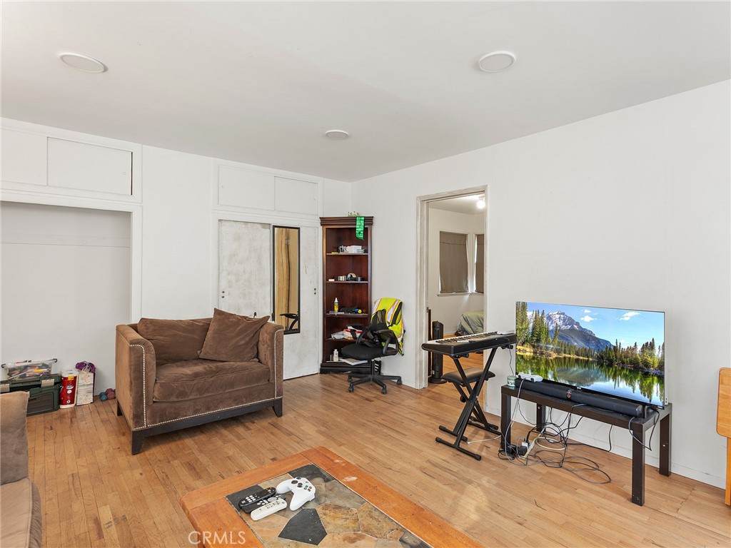 1817 W Burbank Boulevard Property Photo 27