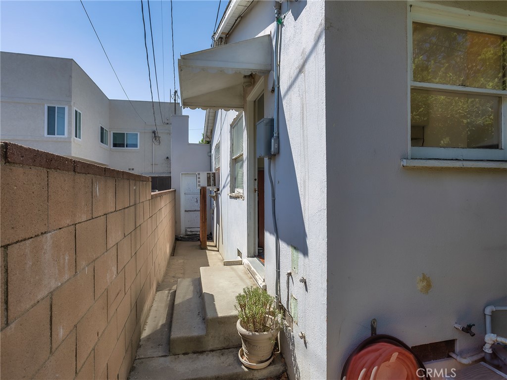 1817 W Burbank Boulevard Property Photo 34