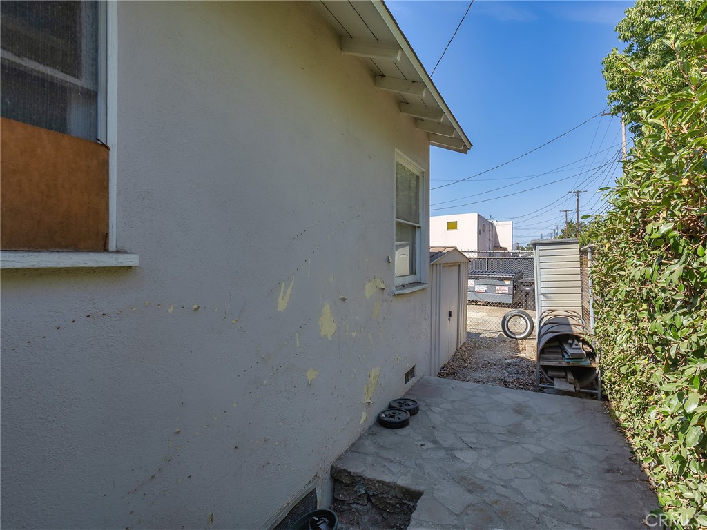 1817 W Burbank Boulevard Property Photo 35