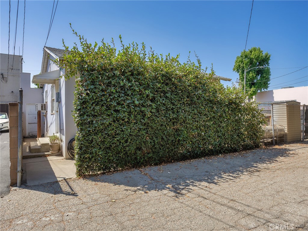 1817 W Burbank Boulevard Property Photo 36